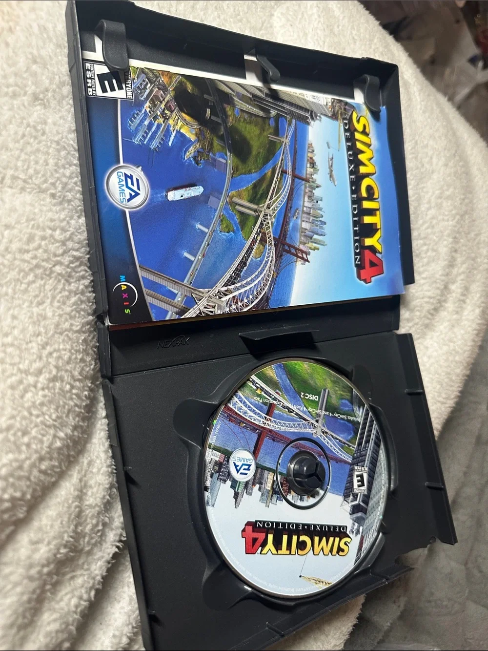SimCity 4 Deluxe Edition PC Game + 100 Great Games CD-case broken